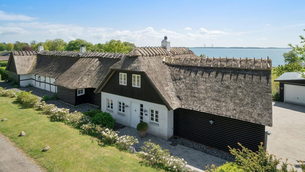 Smukt stråtækt hus ved Bakkebølle Strand