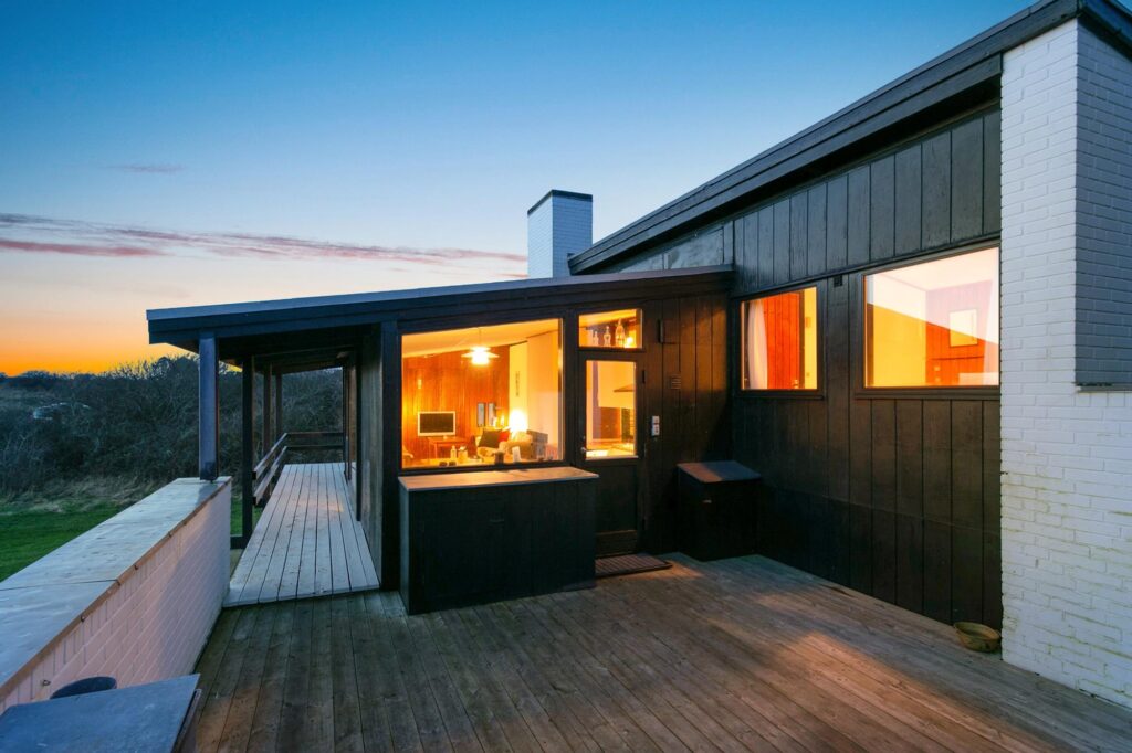 Arkitekttegnet sommerhus på Samsø, sort træbeklædning og hvide mure. arkitekttegnede mesterværker