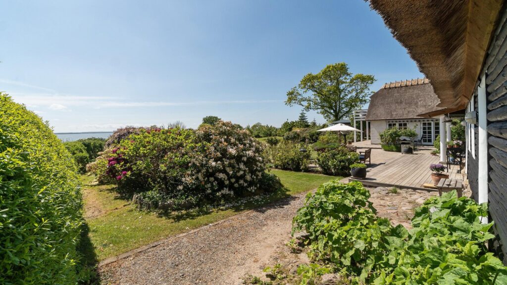 Stråtækt idyl ved havet, Hus med havudsigt