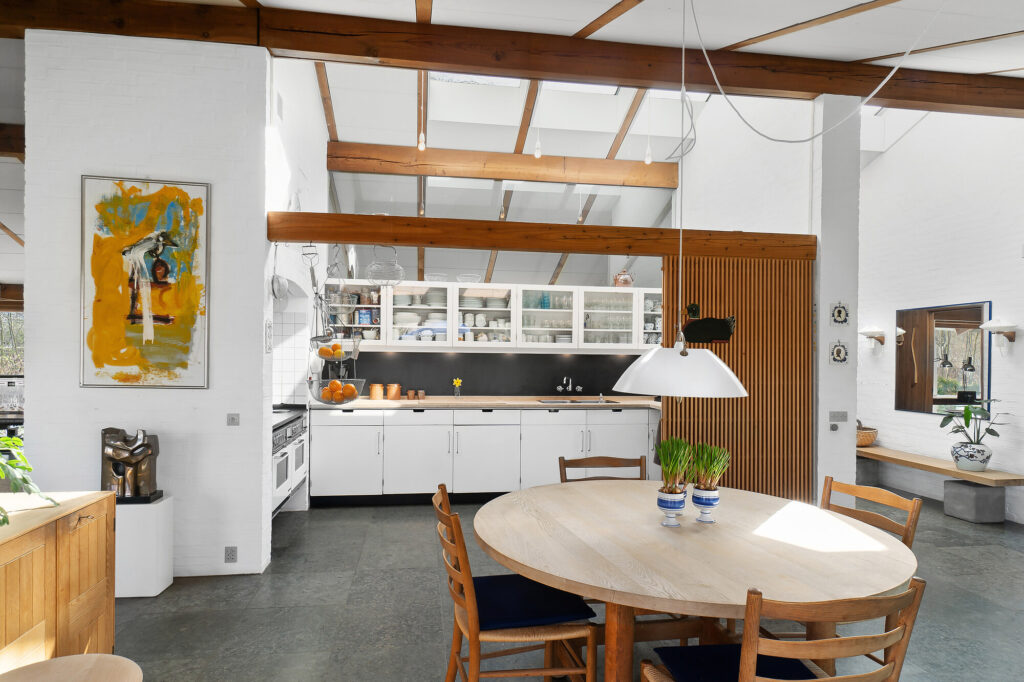 Køkken med ovenlys, arkitekttegnet hus