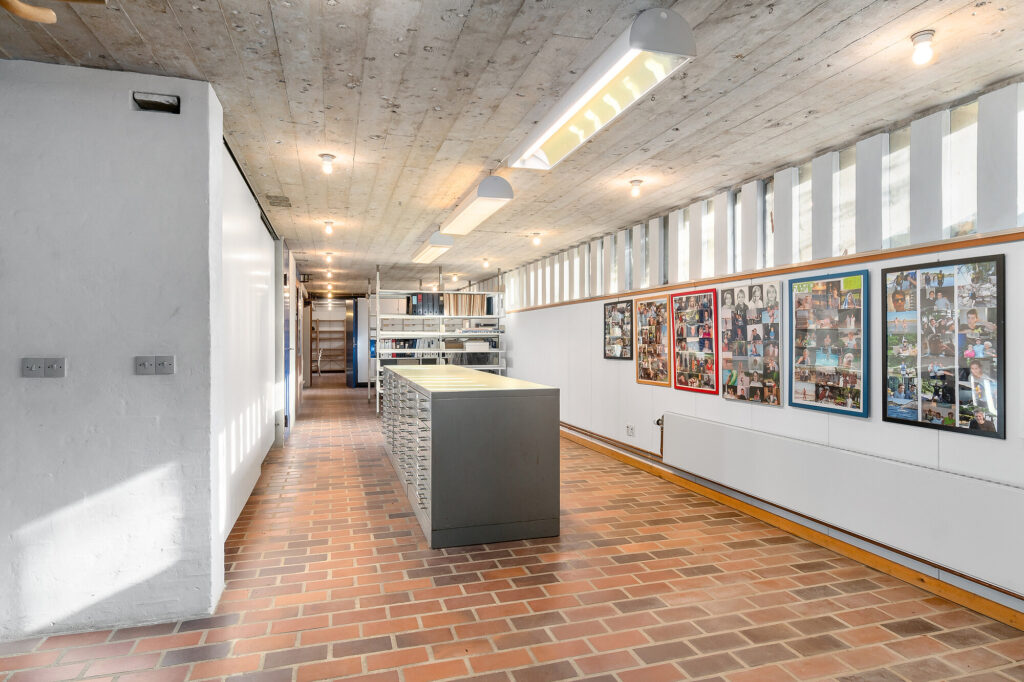 Lys kælder med betonloft, Arkitekttegnet hus.