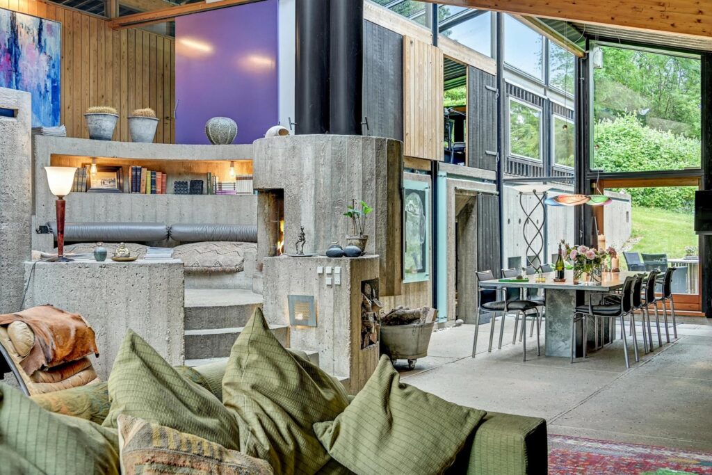Arkitekt Svend Wichmann villa syd for Aarhus. Interiør fra fællesgården. 60'er arkitektur, betonpejs, betontrappe, smuk beton
