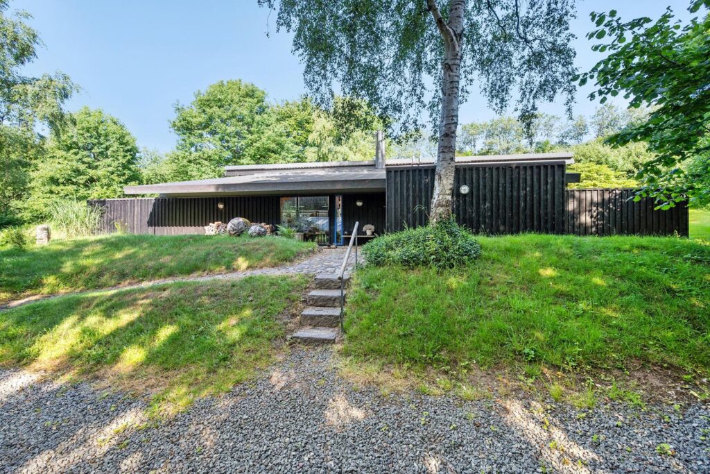 Arkitekt Svend Wichmann villa syd for Aarhus. Arkitekttegnet villa, sort træhus