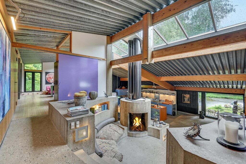 Arkitekt Svend Wichmann villa syd for Aarhus. Interiør fra fællesgården. 60'er arkitektur, betonpejs, betontrappe, smuk beton