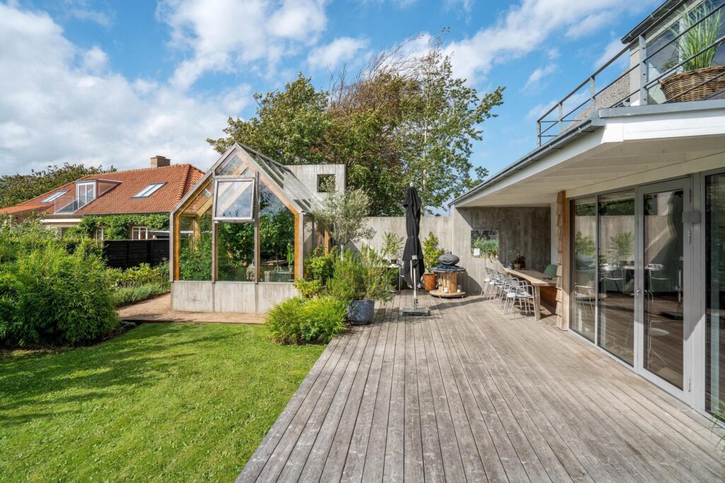 smuk rustik terrasse med drivhus. Haverum med terrasse og drivhus