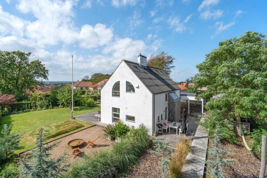 Arkitekttegnet villa i Hjørring, postmoderne hus fra 1984