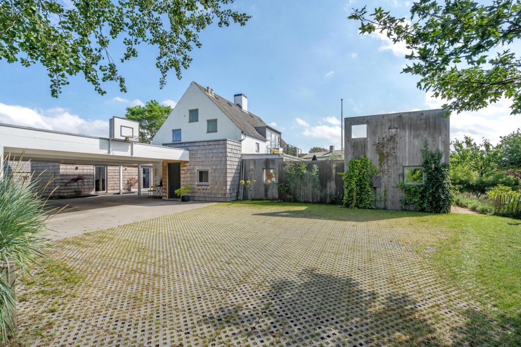 Arkitekttegnet villa i Hjørring, postmoderne hus fra 1984