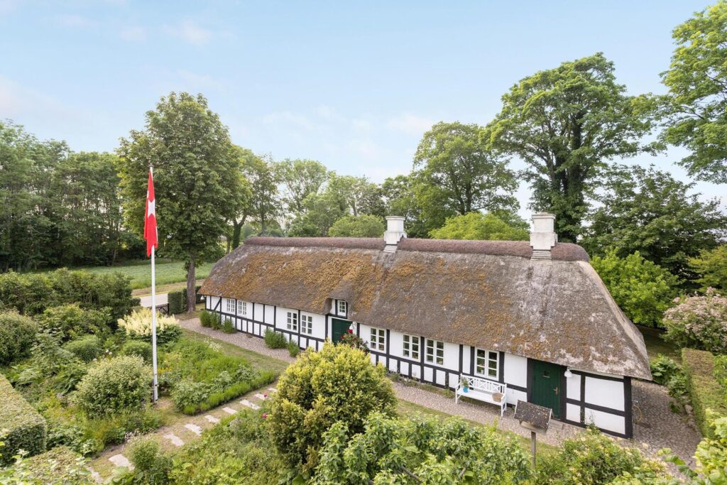Bindingsværkshus syd for Aarhus, moderniseret bindingsværk, stråtækthus