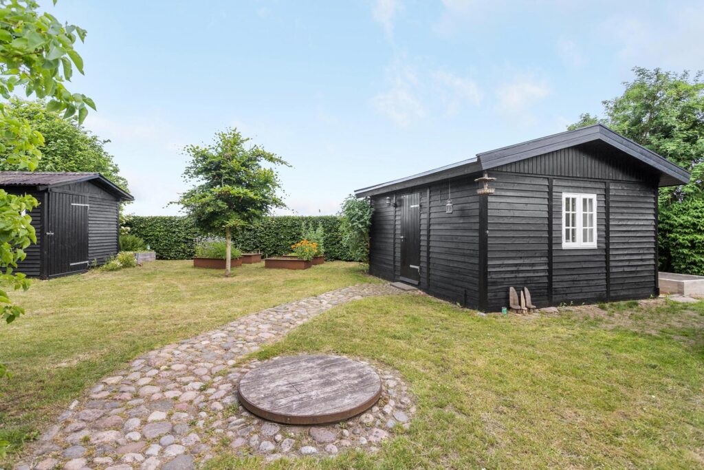 anneks med sortmalet træfacade