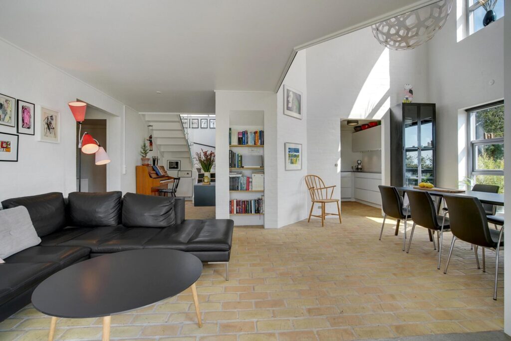 Lys stue i arkitekttegnet villa, rustik stue, postmoderne hus