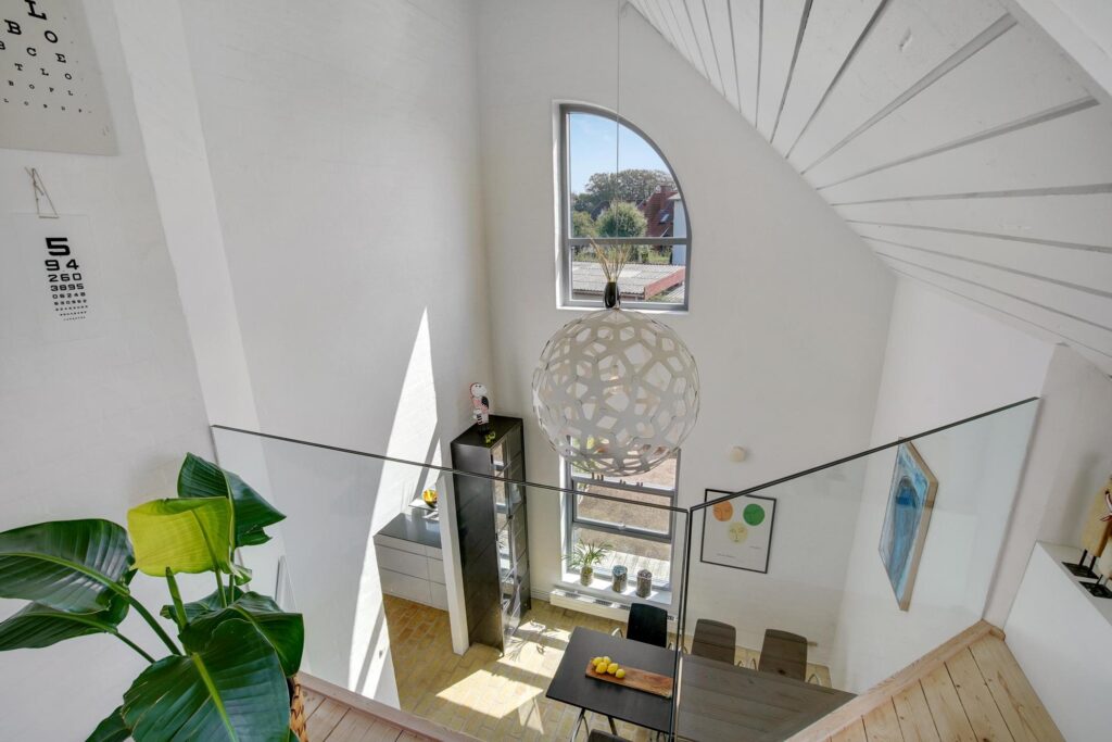 Dobbelthøjt rum i arkitekttegnet hus, Højt rum