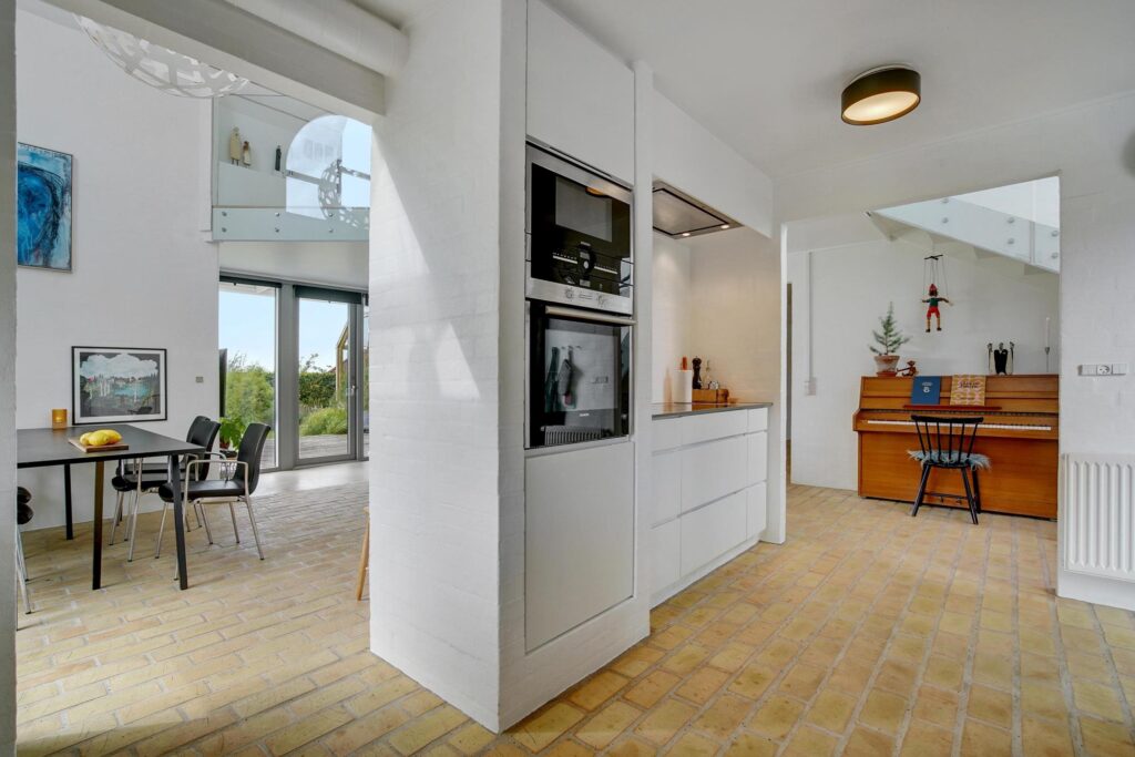 Lyst køkken i arkitekttegnet villa, rustik stue, postmoderne hus