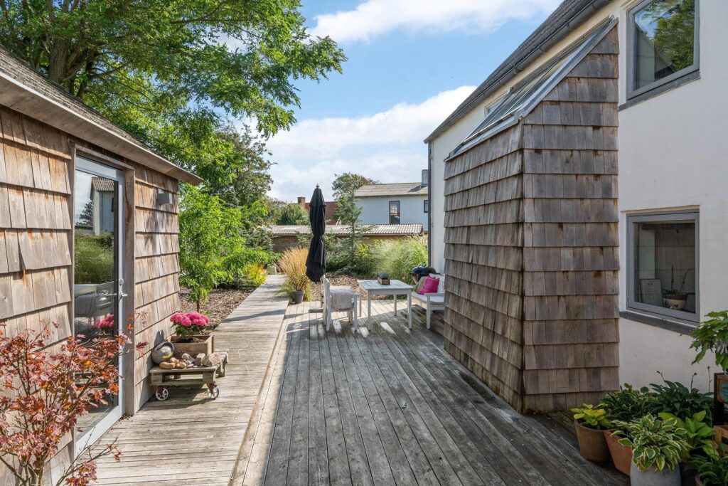 Arkitekttegnet villa med smukt haverum, træterrasse, træflis beklædning