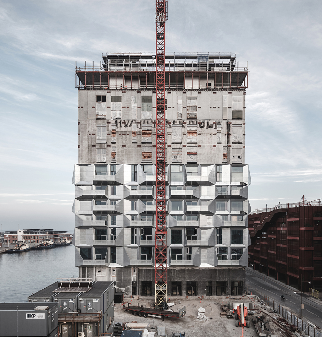foto: Rasmus Hjortshøj - COAST, The Silo, COBE. Opsætning af ny stålfacade