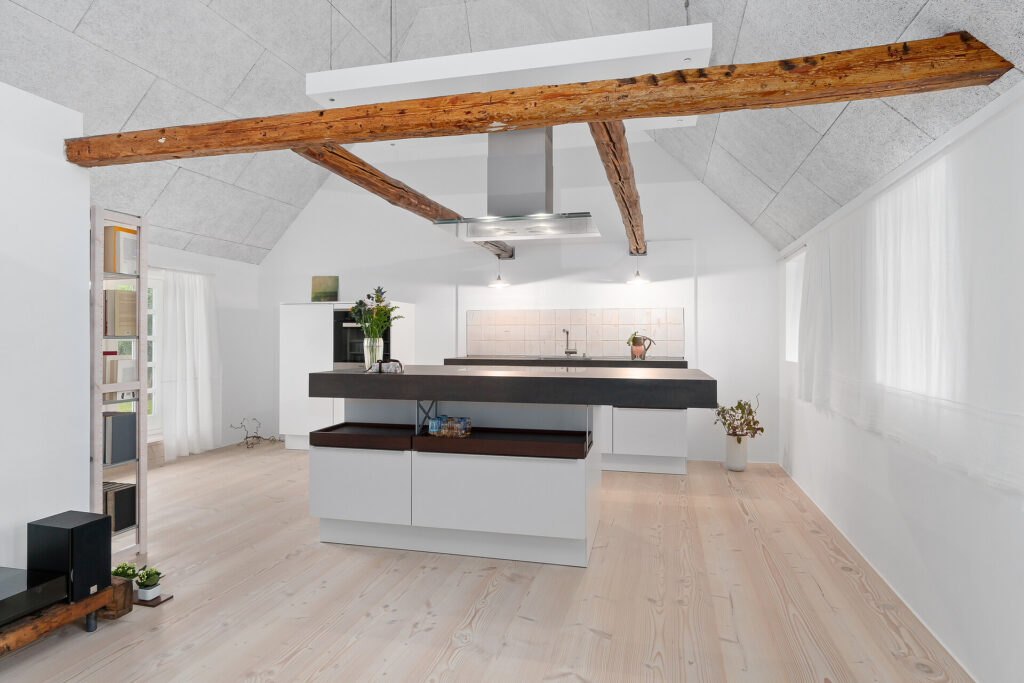 Moderne køkken i gammelt hus, Designerkøkken fra tyske Brock + Stephan tegnet og udført specielt ,l huset: Poggenpohl polar