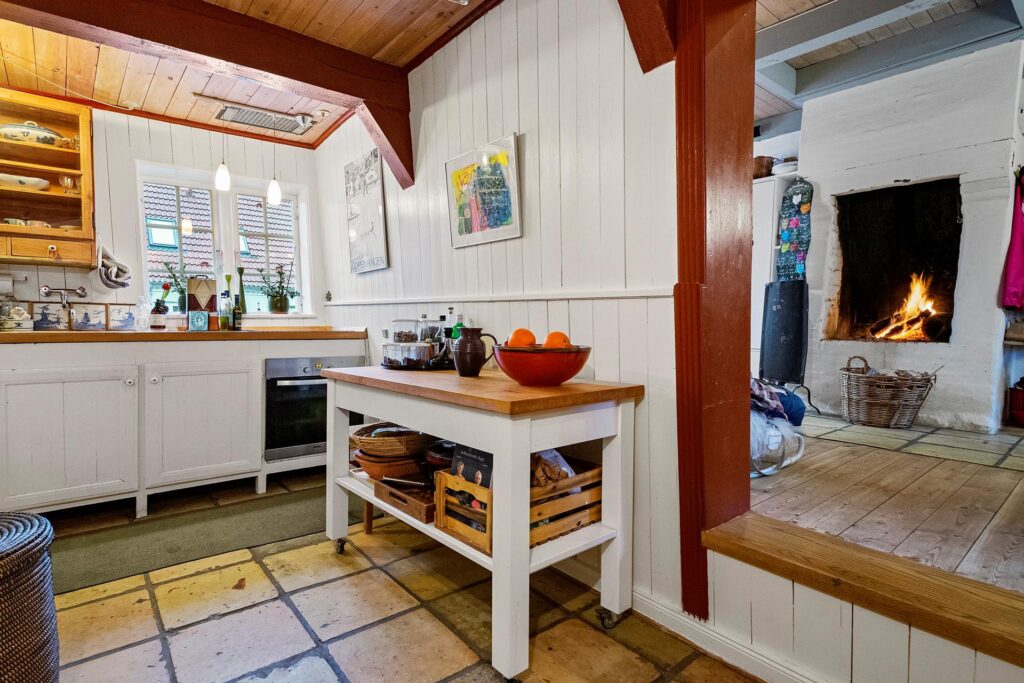 køkken med stor pejs, Gammel smuk pejs, åben ild, fireplace