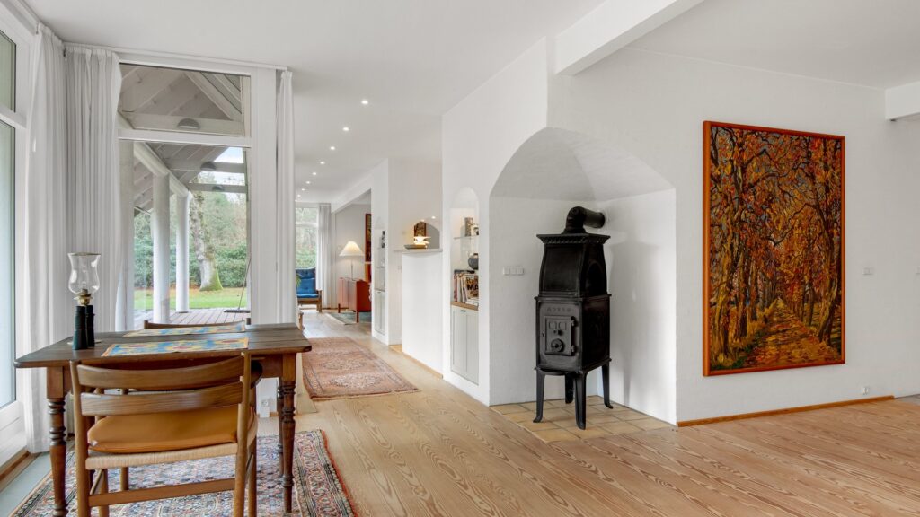 Lyst interiør i skovhytte, Arkitekttegnede huse, moderne landhus