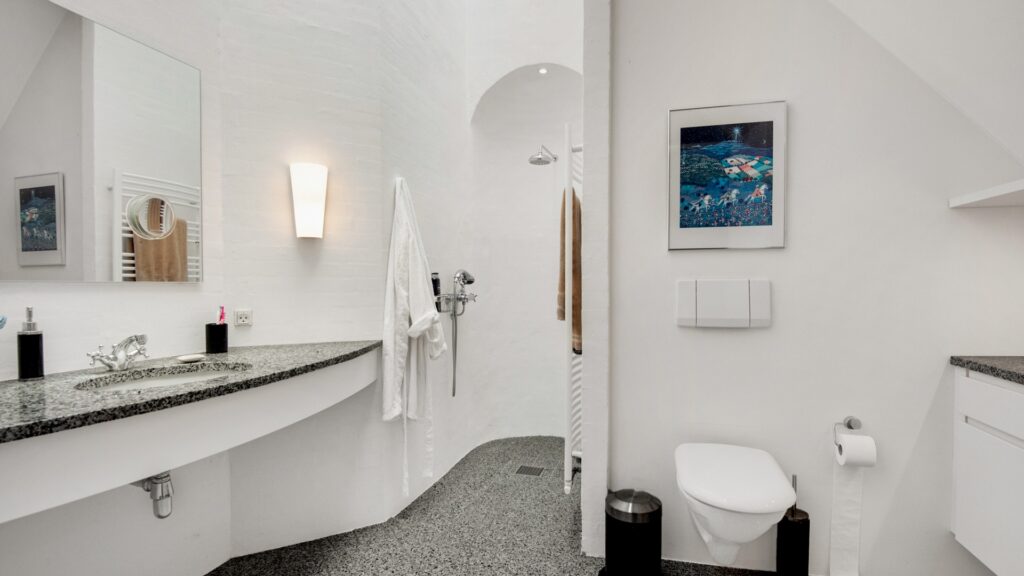 Lyst interiør i skovhytte, Arkitekttegnede huse, moderne landhus