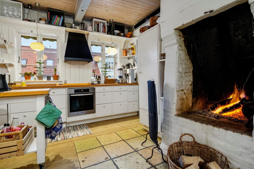 køkken med stor pejs, Gammel smuk pejs, åben ild, fireplace