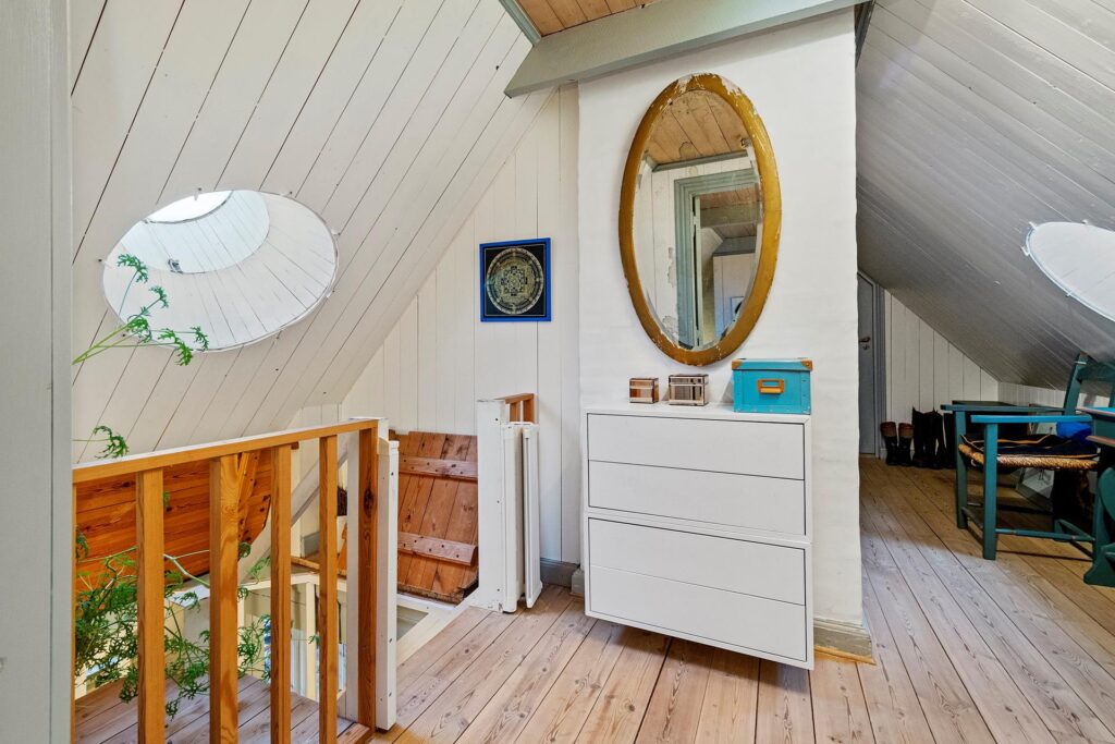 Loft med runde ovenlys. Gammelt stemningsfyldt hus