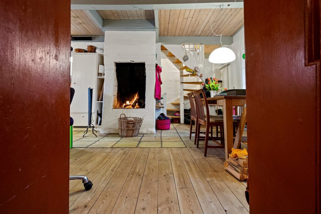 Spisestue med stor pejs, Gammel smuk pejs, åben ild, fireplace