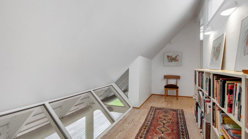 Lyst interiør i skovhytte, Arkitekttegnede huse, moderne landhus