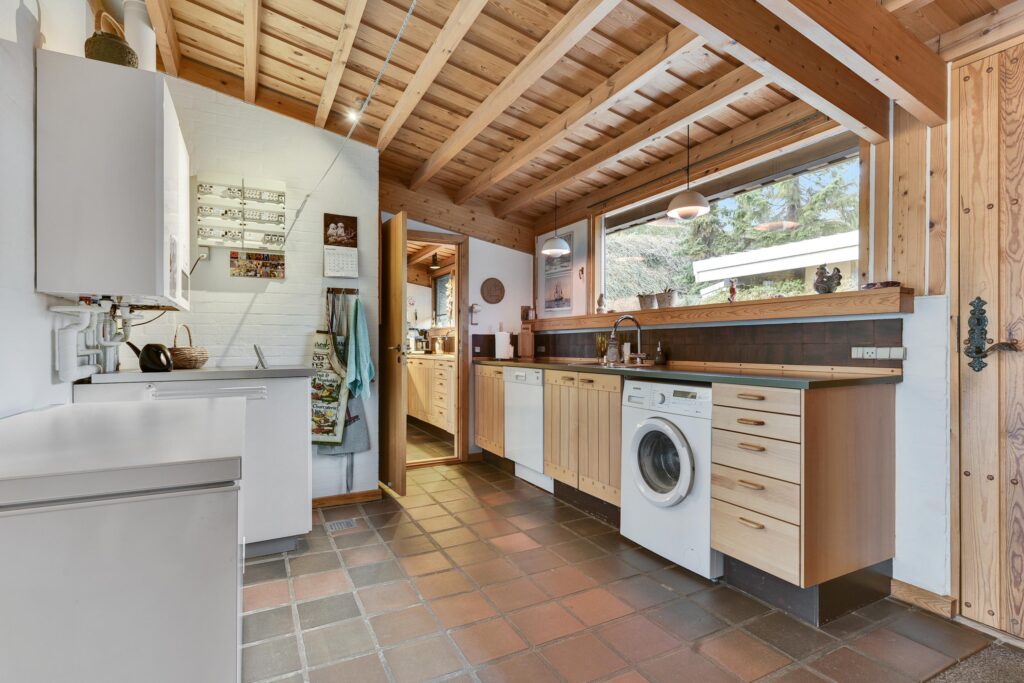 Bryggers i rustikt 80'er hus, Carla og Axel Jürgensen, arkitekttegnet villa