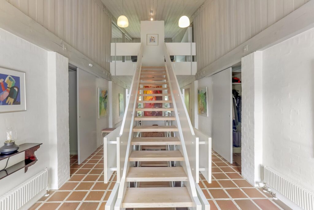 Skulpturel trappe, arkitekttegnet 70er villa, arkitekttegnet hus fra 70erne
