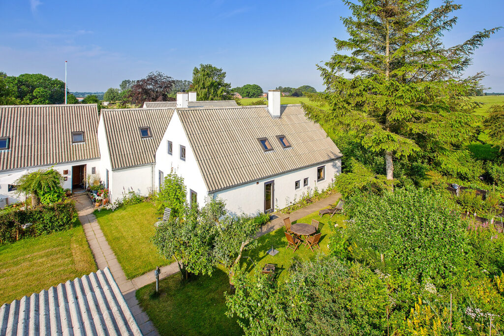 Arkitekttegnet bofællesskab, klyngehuse, hvide huse, 80er arkitektur