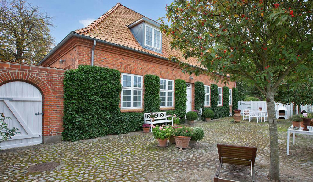 Skolen i Søsum, Veksø. Hyggeligt gårdrum