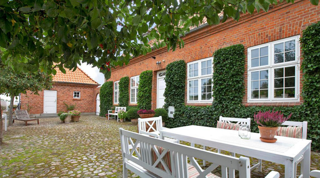 Klassisk villa i gammel skole, grønne vægge