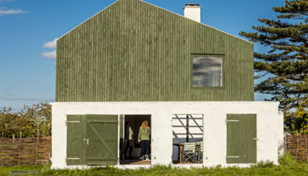 Det Danske Landsted, Let grøn træoverbygning på gammel husmur. Renovering, arkitekttegnet