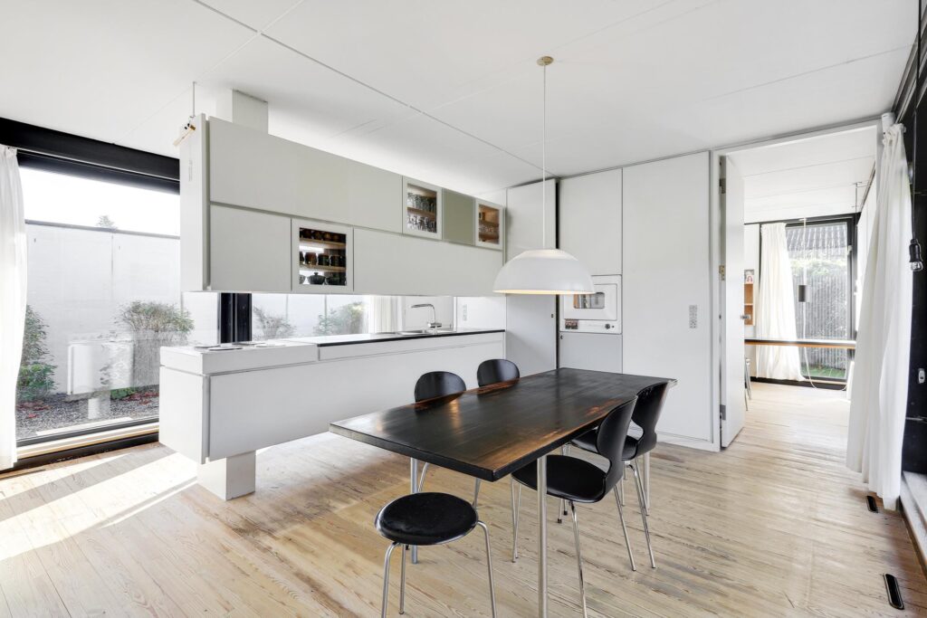 Arkitekt Jens Askov, arkitektens eget hus, 60er hus, 60er arkitektur, fladt tag, modernistisk villa minimalistisk køkken