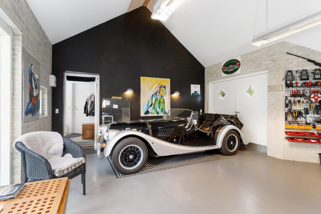 Bil inde i hus, bil i stuen, morgan