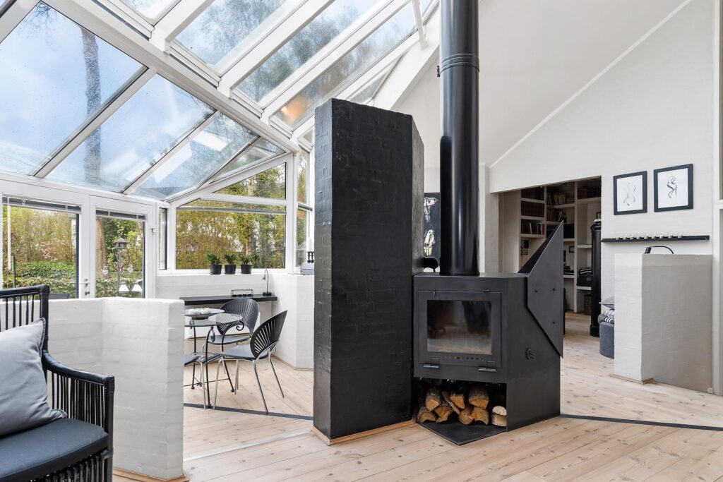 markant brændeovn. indmuret brændeovn, postmoderne hus, arkitekttegnet interiør