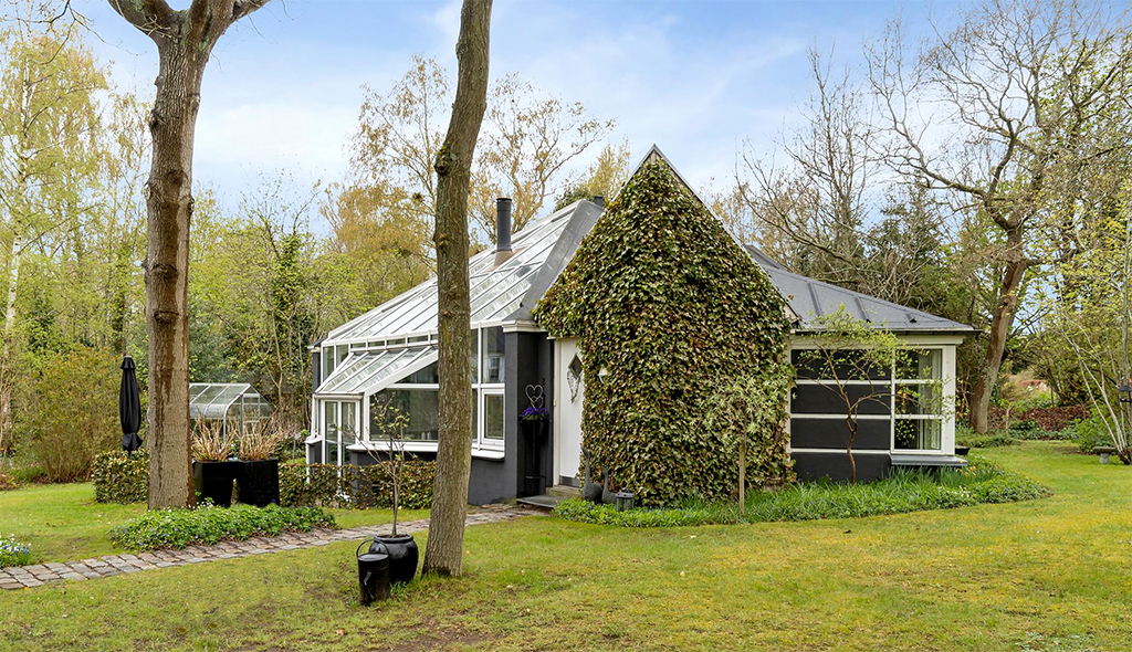 Arkitekttegnet hus til salg, mesterværk arkitektur, postmoderne villa