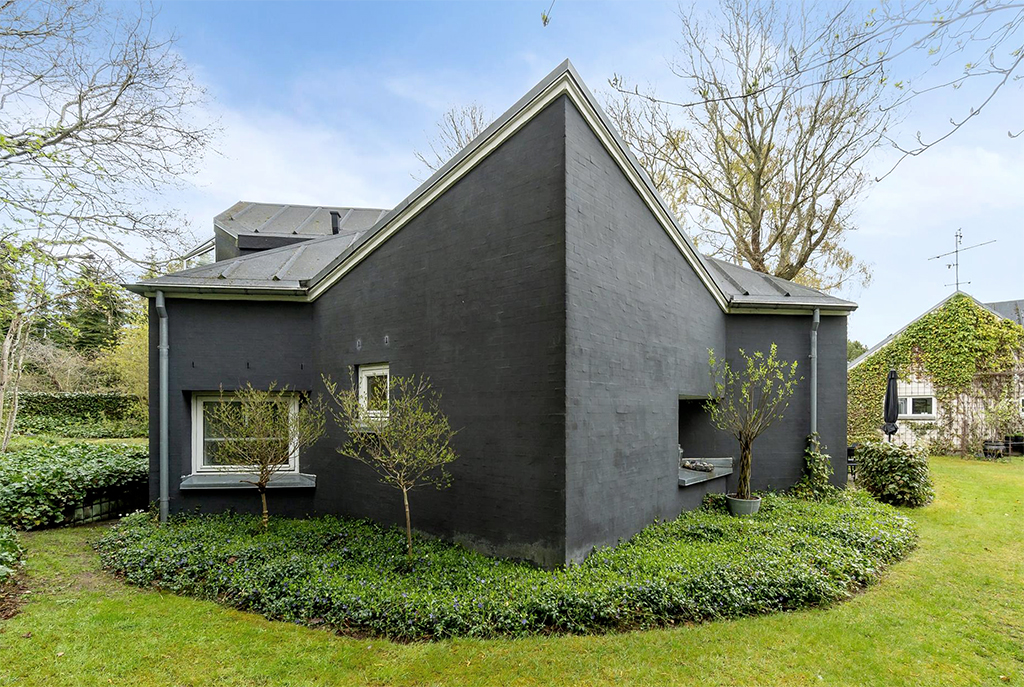 Sort pudset arkitekttegnet hus til salg, 80er arkitektur, postmoderne arkitektur