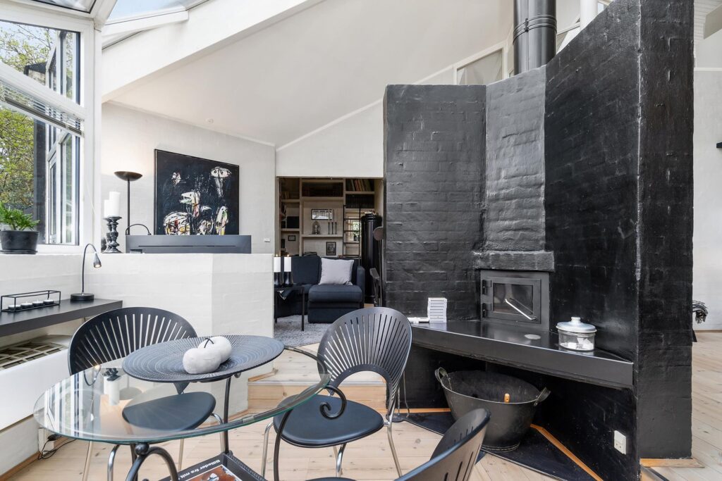 postmoderne interiør, arkitekttegnet hus til salg på sydfyn