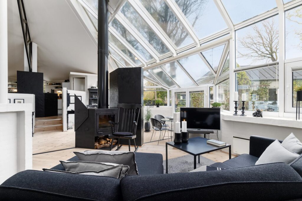 markant brændeovn. indmuret brændeovn, postmoderne hus, arkitekttegnet interiør