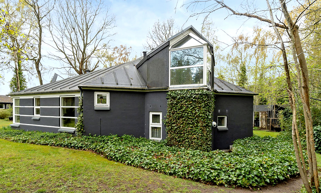 postmoderne villa til salg, sortmalet hus til salg på sydfyn