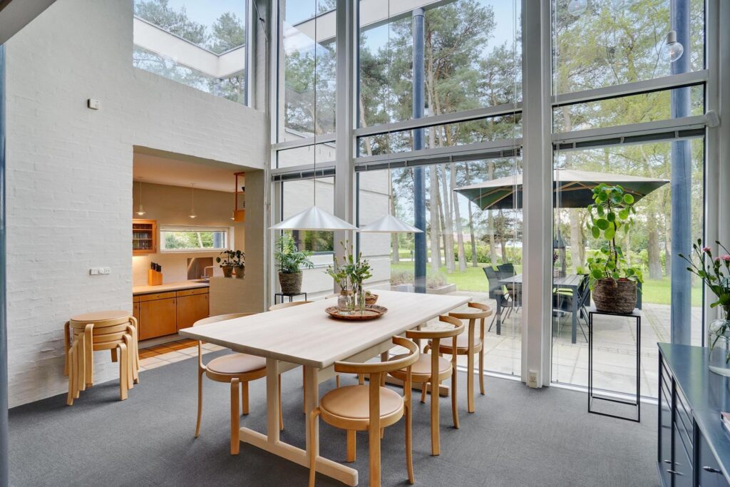 Køkken alrum med stort vinduesparti
Postmoderne villa til salg. 80er arkitektur. arkitekttegnet hus til salg. Arkitektegnede mesterværker