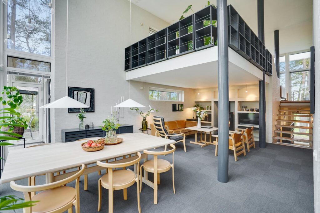 Alrum med dobbelthøjde til loftet. Balkon i stuen
Postmoderne villa til salg. 80er arkitektur. arkitekttegnet hus til salg. Arkitektegnede mesterværker
