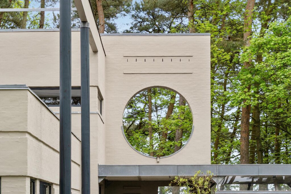 Postmoderne villa til salg. 80er arkitektur. arkitekttegnet hus til salg. Arkitektegnede mesterværker