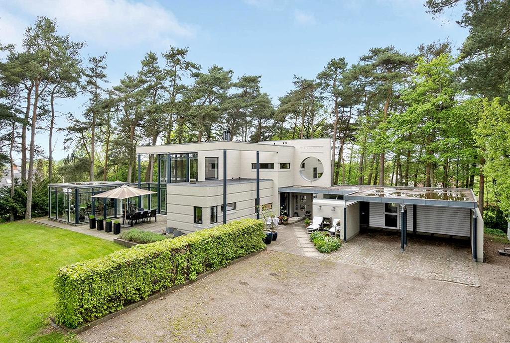 Postmoderne villa til salg. 80er arkitektur. arkitekttegnet hus til salg. Arkitektegnede mesterværker
