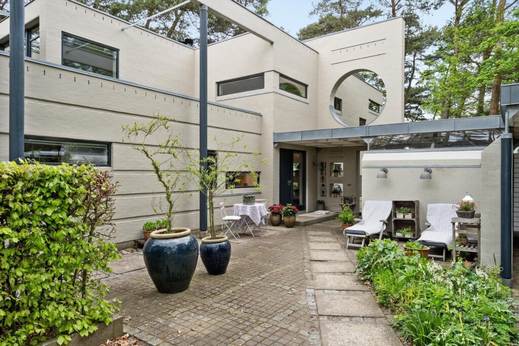 Postmoderne villa til salg. 80er arkitektur. arkitekttegnet hus til salg. Arkitektegnede mesterværker