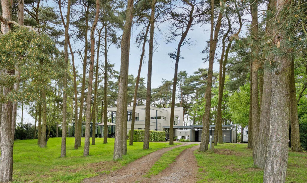 Postmoderne villa til salg. 80er arkitektur. arkitekttegnet hus til salg. Arkitektegnede mesterværker