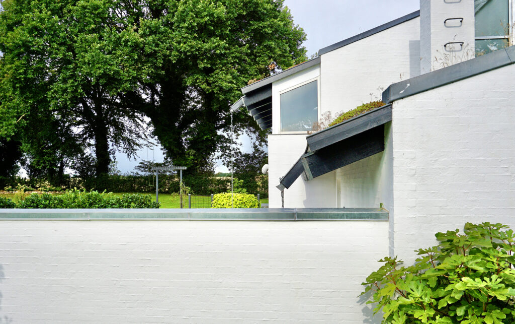 Arkitekttegnet villa til salg, Arkitekttegnet hus til salg, Dansk arkitektur mesterværk, arkitekttegnet 80er hus. Hus med græs på taget.