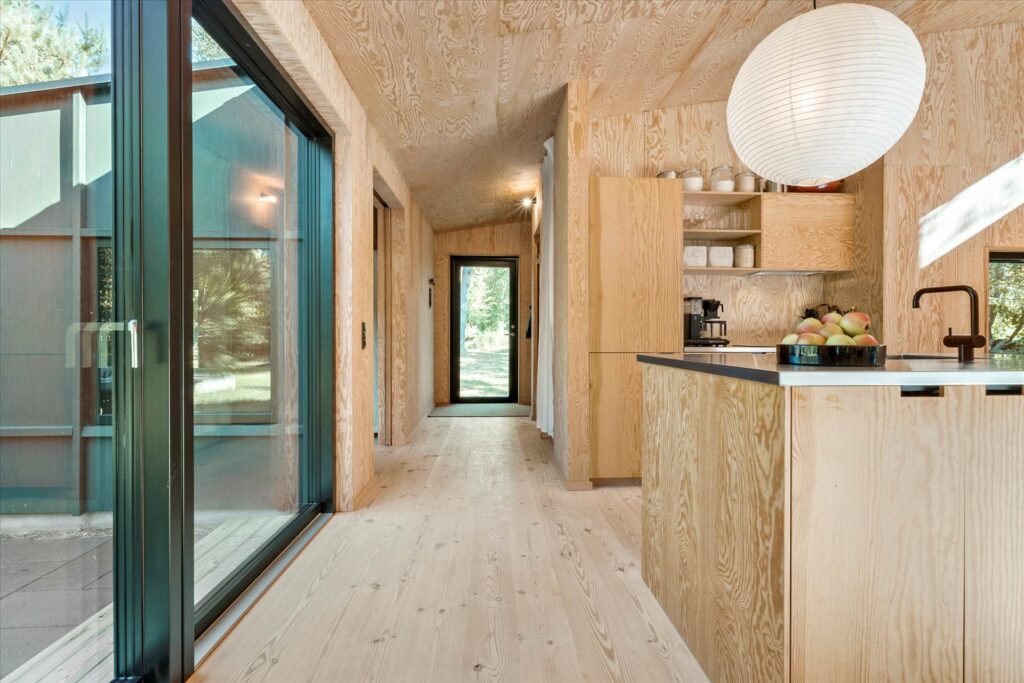 sommerhus med fyrretræsplader