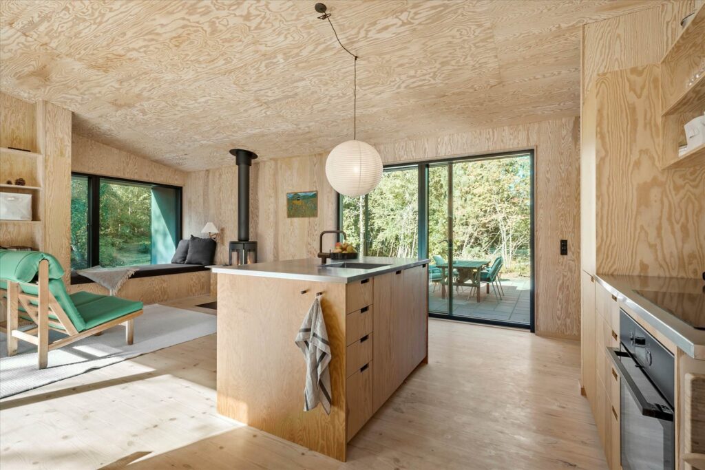 Fyrretræsplader interiør, arkitekttegnet sommerhus interiør