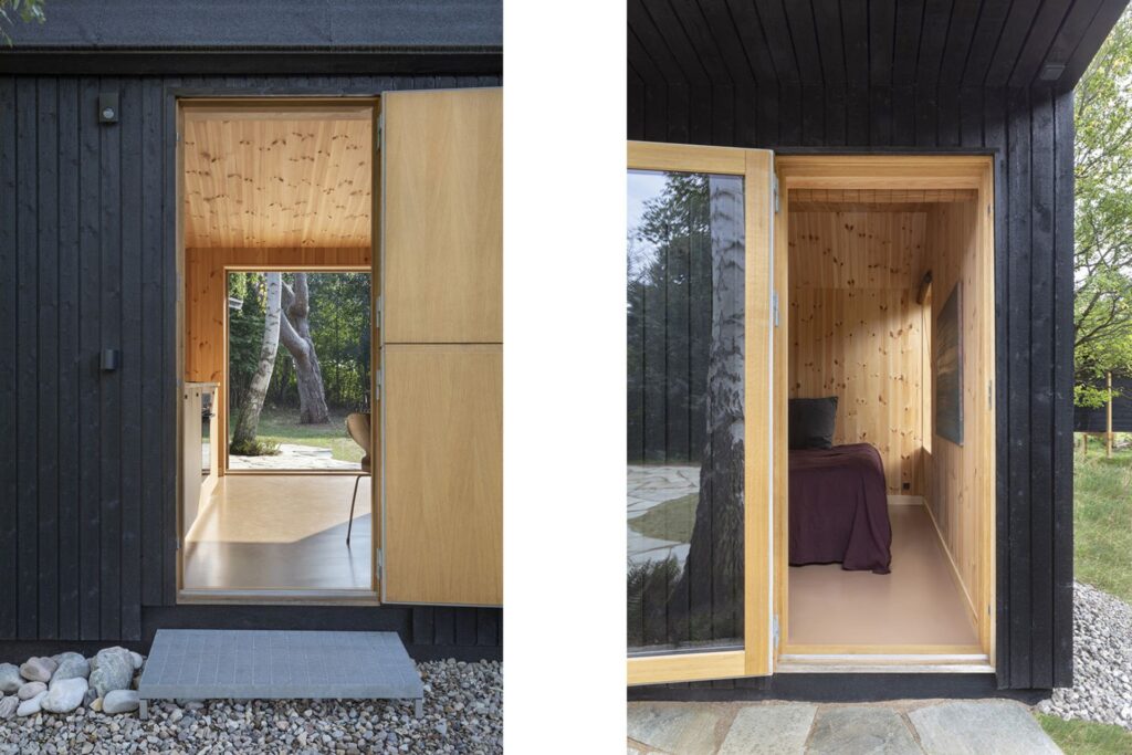 arkitekttegnet sommerhus til salg, arkitekttegnet sommerhus interiør, bræddebeklædning, sort træbeklædning